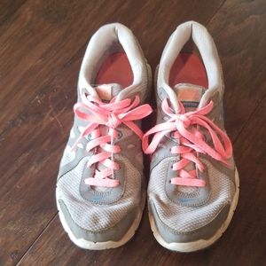 Womens Nike Revolution 2 sneakers